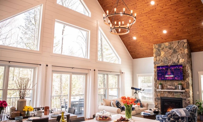 Farmington Casa | Luxury Modern Lake Home - Dogs Welcome - Sleeps 12