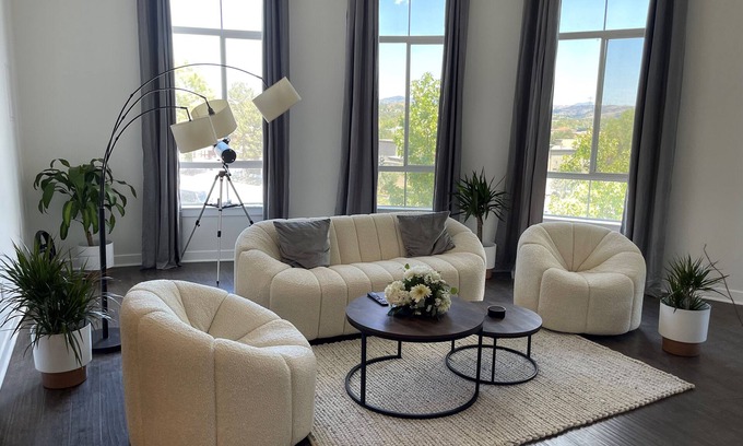 Valencia Condominio | Luxury Modern Penthouse 5 min from Magic Mountain in resort style gated complex
