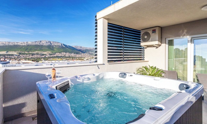 Mejasi Apartamento | Luxury modern penthouse w jacuzzi & huge terrace
