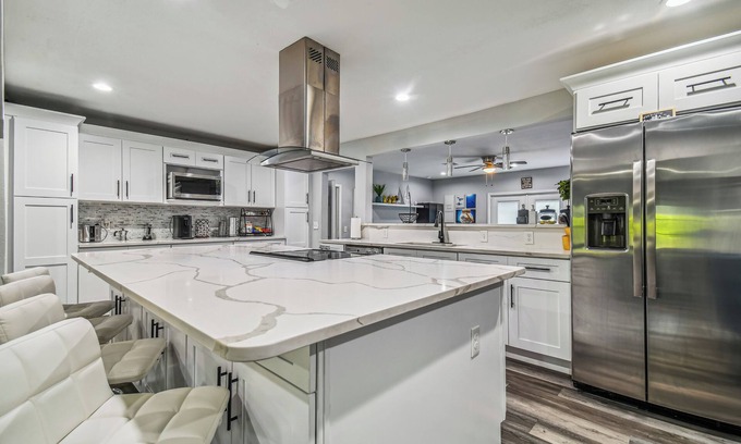 Limona Improvement Casa | Luxury Modern spacious 5Bedroom/3Bathroom, Theater room a game room and pool.