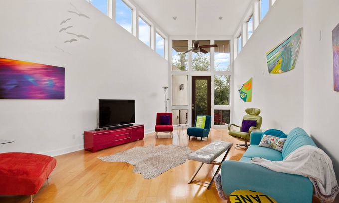 Westfield Casa | Luxury, Monthly 2/2.5 Home in Tarrytown blocks from Deep Eddy with King, Car