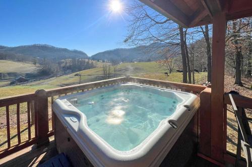 Waynesville Casa | Luxury Mountain Cabin with Hot Tub and Pool Table!