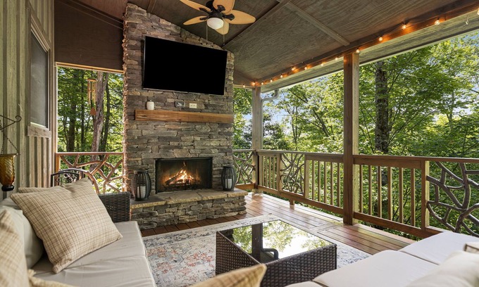 Sapphire Cabina | Luxury mountain home - lake, golf, tennis and more! Firewood included.