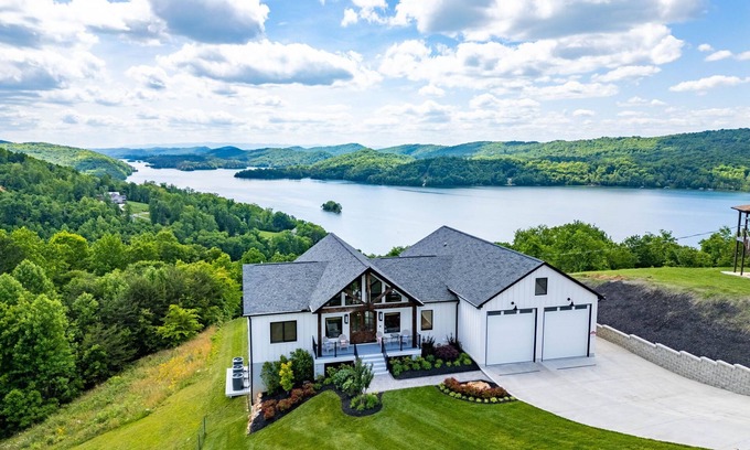 Maynardville Otro | Luxury Mountain & Lake Farmhouse on Norris with Chef's Kitchen, Spa, & Kayaks