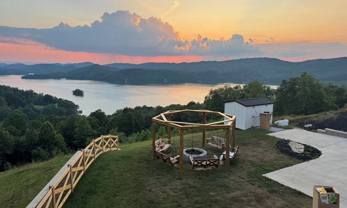 Maynardville Casa | Luxury Mountain & Lakeside Retreat with Hot Tub