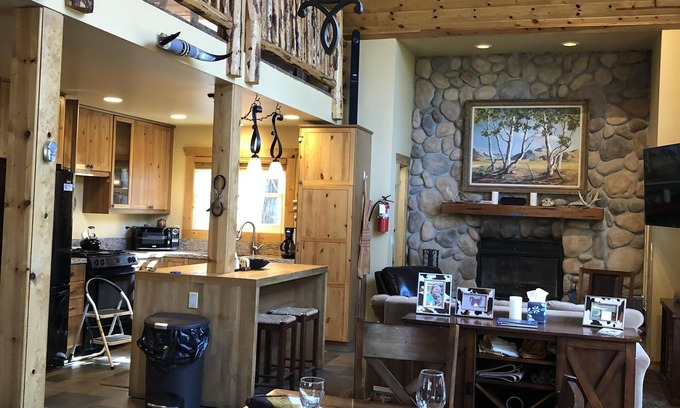 Alta Sierra Cabina | Retiro de montaña de lujo personalizado, a 15 minutos del lago Isabella y el río Kern