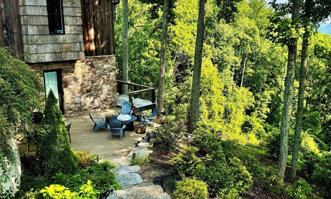 Asheville Casa | Luxury Mountaintop 5 min. to Downtown New Large Modern Mountain design w VIEWS