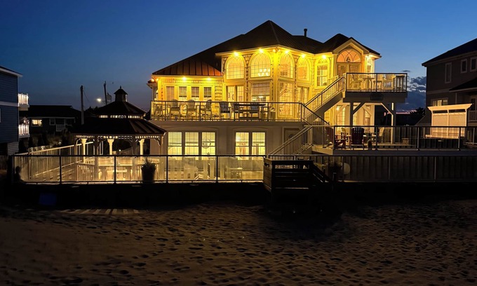 Sandbridge Casa | Luxury Multi-Level Oceanfront/Beach House ! 7Bedrooms/6.5 bathroom-Pet friendly.