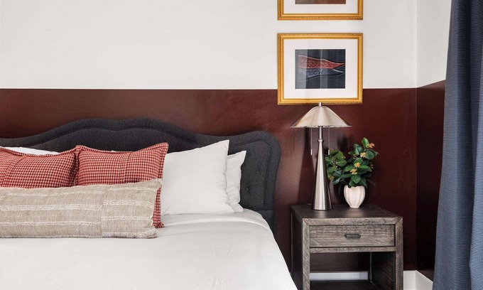 Eighth Avenue Casa | Luxury Nashville Homes: Sleeps 36, Free Parking, Perfect for Groups