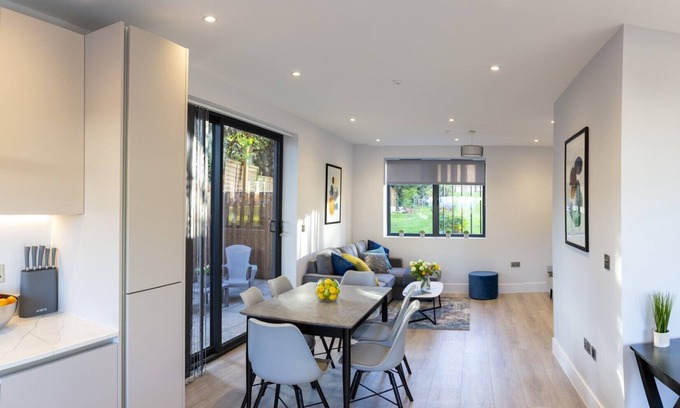 Hendon Casa | Luxury new build contemporary furnished house