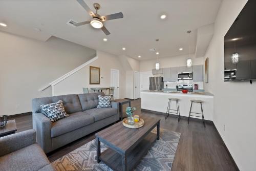 Central Arlington Casa | Luxury New Build Townhome 2BR 2BA with Garage