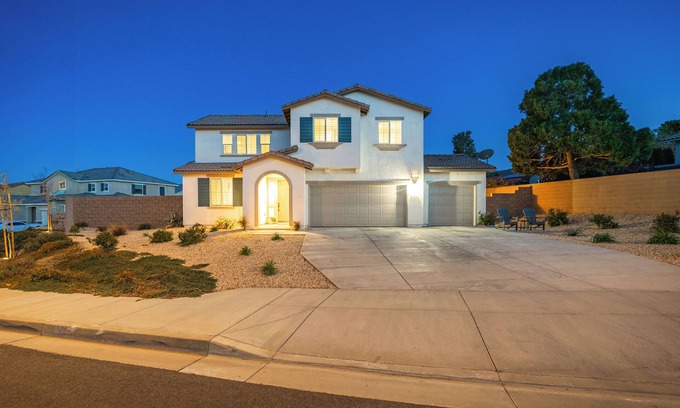 Lancaster Casa | LUXURY & NEWER 5 Bedroom Home w/A Large Backyard in West Lancaster!