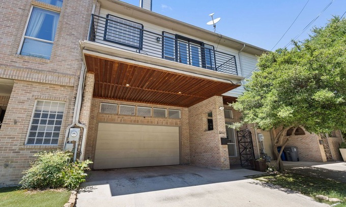 Oak Lawn Casa | Luxury Oak Lawn Oasis, Game Room, Parking, Balcony. The Best Area of Dallas