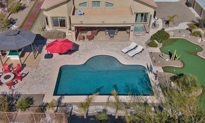 East Mesa Casa | Asequible y lujoso Oasis Home, piscina grande, putting green, bolos, hoguera, mesa de billar