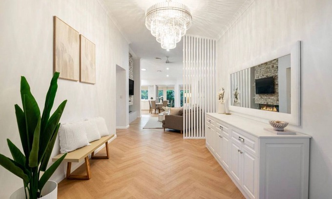 Carindale Casa | Luxury Oasis in Carindale - Relax, Unwind & Enjoy! Pool, Wifi, AC & Chef Kitchen
