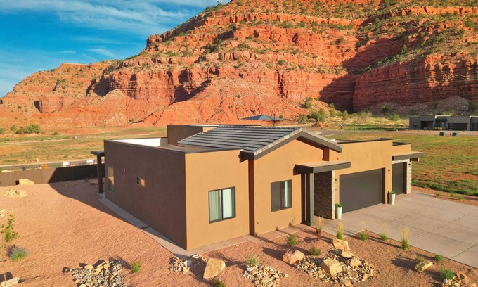 Kanab Casa | Luxury Oasis Pool, Pickleball, Stargazing Views