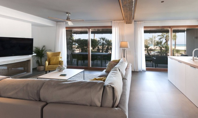Grau i Platja Apartamento | Loft de lujo frontal al mar con 3 habitaciones suites con 190m2, garaje, WIFI alta velocidad: Fibra 300mbs-ALQUILER SOLO FAMILIAS