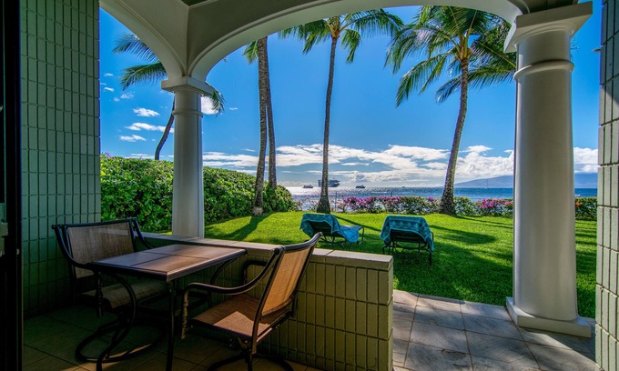 Historic Lahaina Front Street Condominio | Unidad única de un dormitorio en el primer piso frente al mar