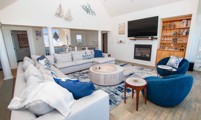 Whalehead Beach Casa | LUXURY, OCEANFRONT, Pool, ELEV, Rec Rm, Beach Access, Ocean Views! WL983, Fairligh