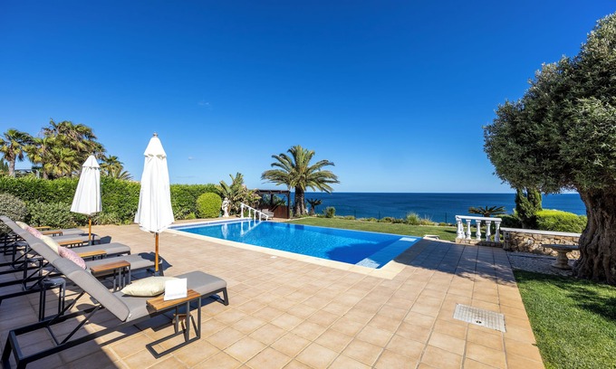 Luz Villa | Exclusiva y elegante villa frente al mar con piscina e impresionantes vistas al mar