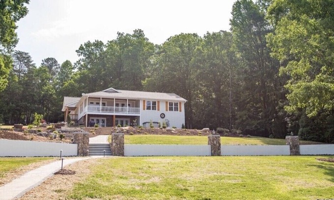 Roxboro Casa | Luxury on the Lake! Hot Tub, Fire Pit, Boat Dock, Pool Table etc.