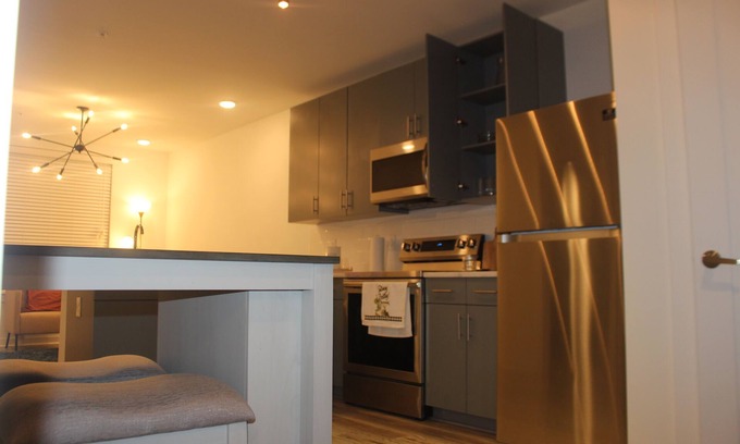 Old Fourth Ward Apartamento | Luxury OneBDRM APT with Skyline Rooftop Access