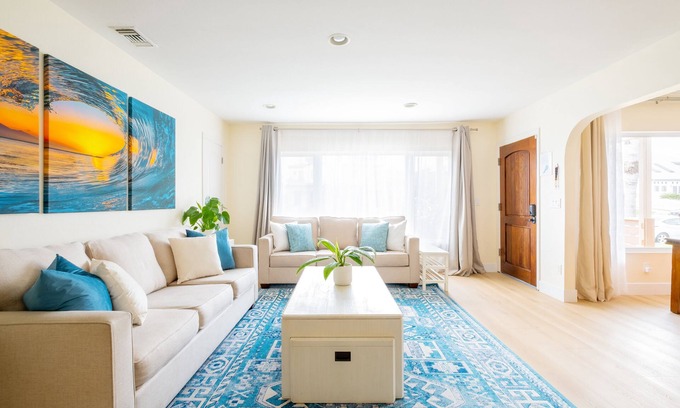 North Pacific Beach Casa | Lujo Beach Home & Spa! Pasos para la arena, patio, jacuzzi, aire acondicionado, garaje, barbacoa, cuna