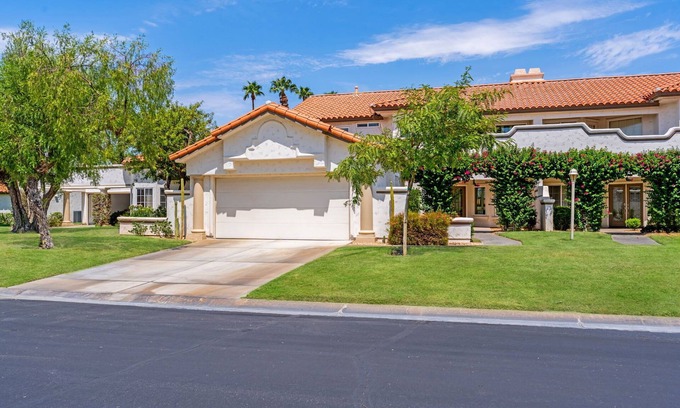 Palm Desert Condominio | Luxury Palm Desert Condo: Pool & Mountain Views