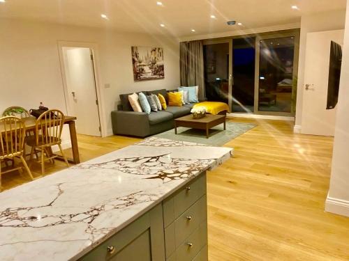 West Hill Apartamento | Luxury Penthouse 3-Bedrooms Private