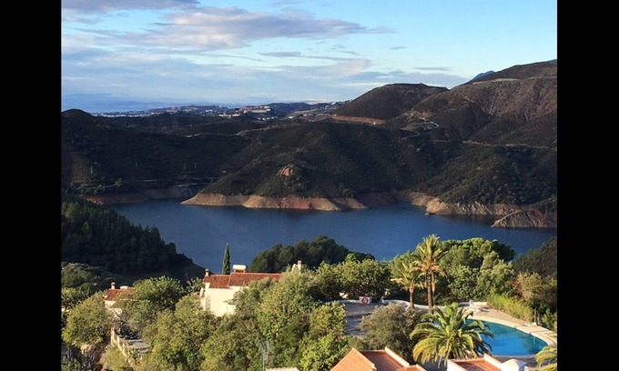 Marbella Apartamento | Ático de lujo con espectacular lago, mar y montaña