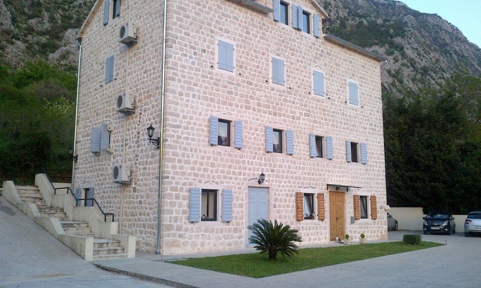 Dobrota Villa | Ático de lujo en villa tradicional de piedra con vistas al fiordo de Kotor