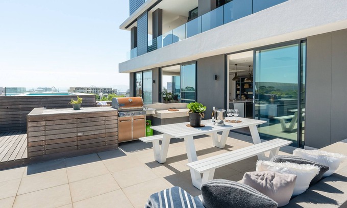 Green Point Apartamento | Luxury Penthouse-Living | Pool Deck | BBQ | Views