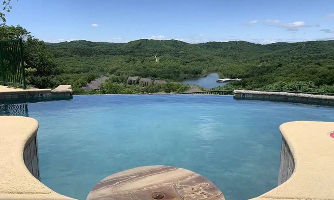 Indian Point Condominio | Luxury Penthouse near Silver Dollar City