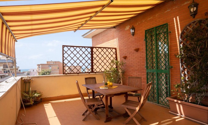 Quartiere XXXIII Lido di Ostia Ponente Apartamento | Ático panorámica en el Lido de Roma, con terraza con vistas al mar