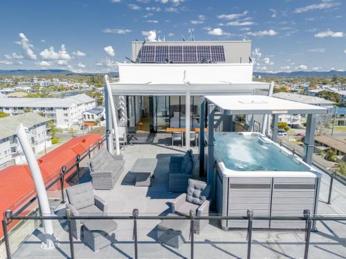 Biggera Waters Apartamento | Luxury Penthouse w Hot Tub Views