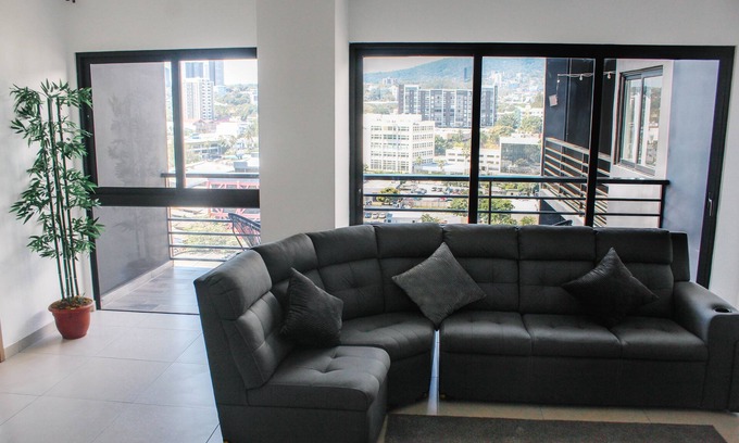 San Salvador Apartamento | Luxury Penthouse with Panoramic view of El Escalon! Washer/AC/Wifi 3 Full Baths