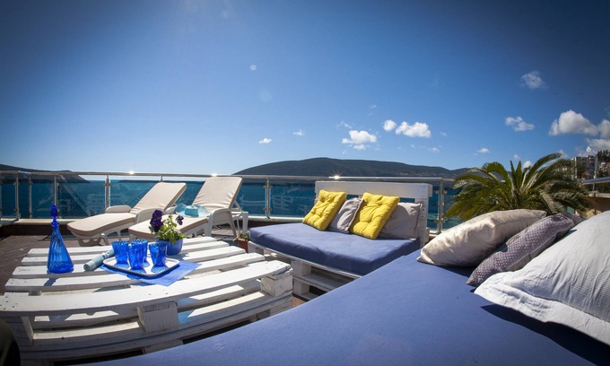 Herceg Novi Apartamento | Ático de lujo con impresionantes vistas a la bahía, a 30 metros del mar.