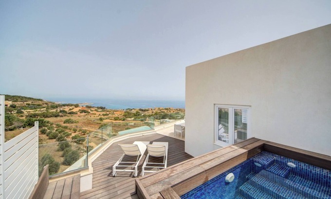 High Ridge Apartamento | Ático de lujo con piscina privada y vistas al mar, capacidad para 6 personas.