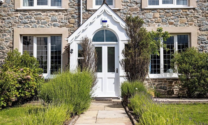 Newport Casa | Luxury pet free holiday home in Pembrokeshire with breath-taking sea views.