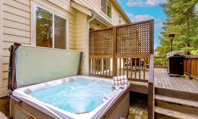 Newcastle Casa | Luxury Pet-Friendly 4 BR with Hot Tub & Game Room