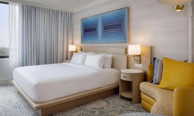 Glencoe Hotel | Luxury Pet-Friendly Room w/ Pool Near SMU Campus