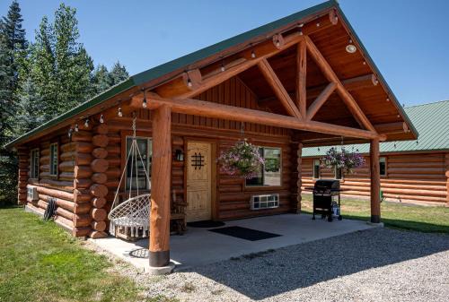 Bonners Ferry Casa | Luxury Pet-Friendly 1-Bedroom Log Cabin in Bonners Ferry with Full Kitchen and Wi-Fi