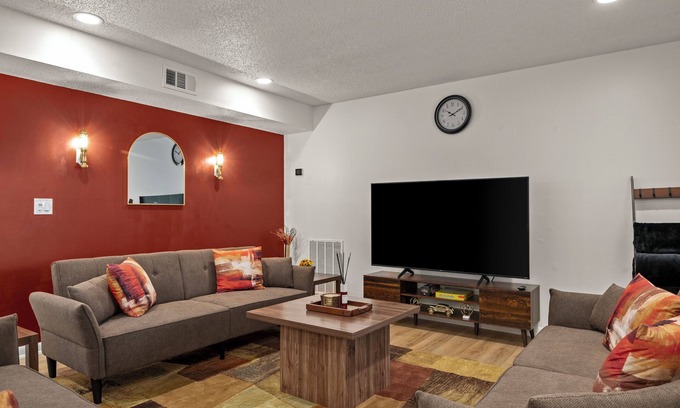 Bay Crest Park Casa | Luxury Pool Getaway, Sleeps 20+ Family & Friends Escape