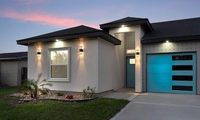 Harlingen Casa | Luxury Pool Oasis w/Tesla Charger*Walk to Hospital