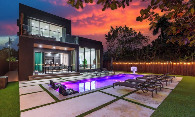 Buena Vista Casa | Luxury, Pool, Pool Table, Backyard, Grill, Near Little Haiti & Design District