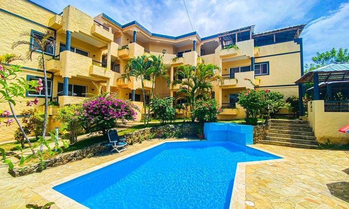 Costambar Villa | Villas privadas de lujo con piscina. Sin tarifas de todo incluido. ¡Duerme 40!