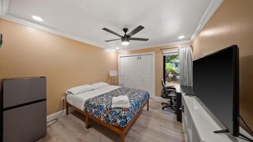 South Miami Casa | Luxury Queen Room, Walk to UM, Free Car Service!