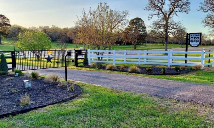 Smithville Complejo | Luxury Ranch Retreat with Pool, Hike & Bike Trails & Golf-Close to COTA & Austin