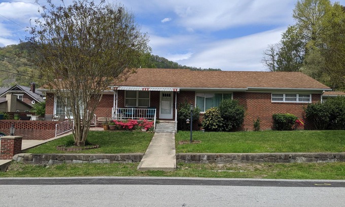 South Williamson Casa | Luxury Rental For Professionals and Families