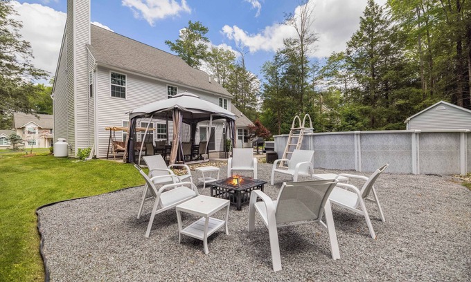 Blakeslee Casa | Luxury Rerteat , Hot Tub, Jacuzzi, Theater, Fire Pti, Lake and more, near Ski